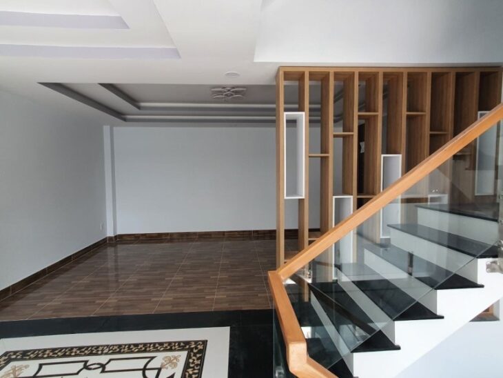 Bán nhà mặt phố Võ Văn Hát, Q.9, 60m², 4 tầng, 6.1 tỷ, sổ hồng