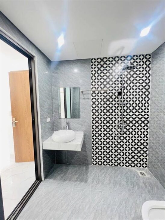 NHÀ MỚI KÍNH COONG- OTO NGỦ TRONG NHÀ – KINH DOANH NHỎ – DỌN VÀO Ở LUÔN CHỈ NHỈNH 5 TỈ