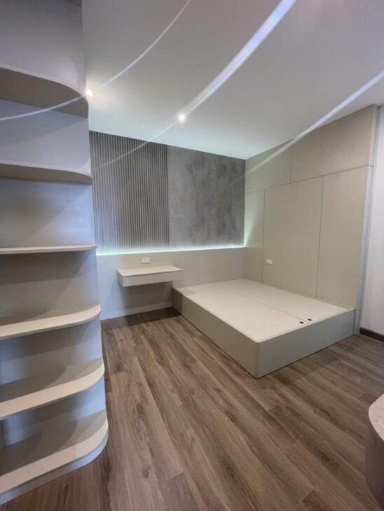 Bán nhà ngõ 135 phố Bồ Đề 60m, thang máy, ô tô vào nhà.