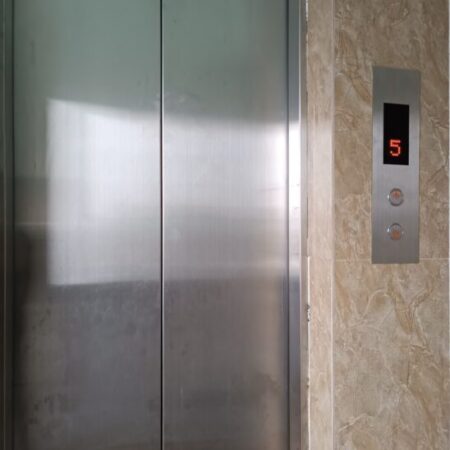 Bán khách sạn 5 tầng mặt tiền đường Đinh Công Trứ, Sơn Trà – Gần biển, giá tốt