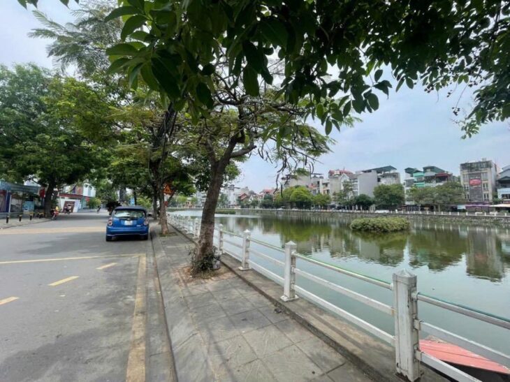 Bán nhà ngõ 135 phố Bồ Đề 60m, thang máy, ô tô vào nhà.