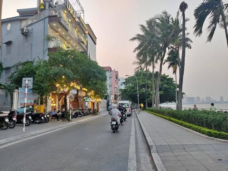 Bán nhà mặt phố Nguyễn Đình Thi 222m2*4T, MT12M giá 145 tỷ sổ đẹp nở hậu cực hiếm