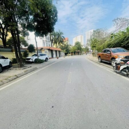 Bán gấp biệt thự pháp vân 379m2*4T, MT14M, vỉa hè lớn đường lớn giá 80 tỷ