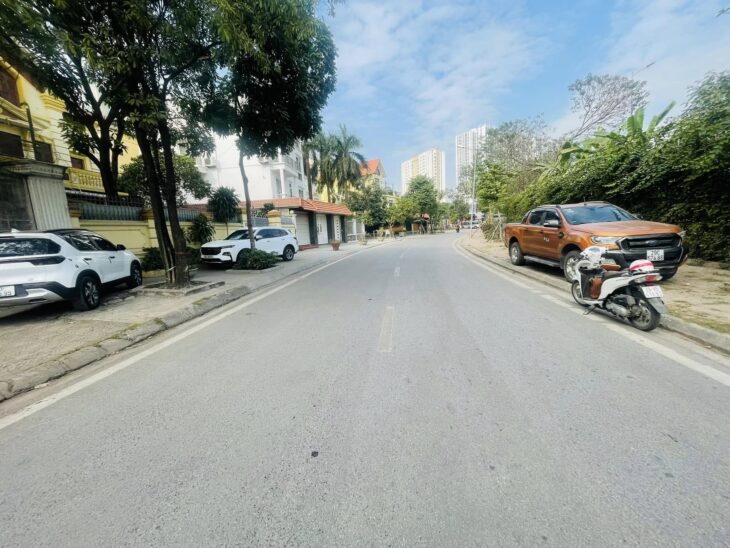 Bán gấp biệt thự pháp vân 379m2*4T, MT14M, vỉa hè lớn đường lớn giá 80 tỷ