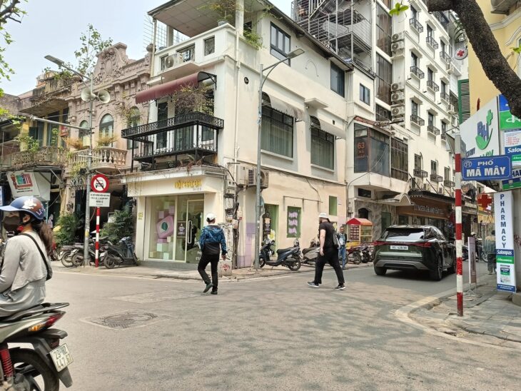 Bán gấp nhà mặt phố mã mây 140m2, mt6m, giá 129,6 sổ vuông hàng hiếm