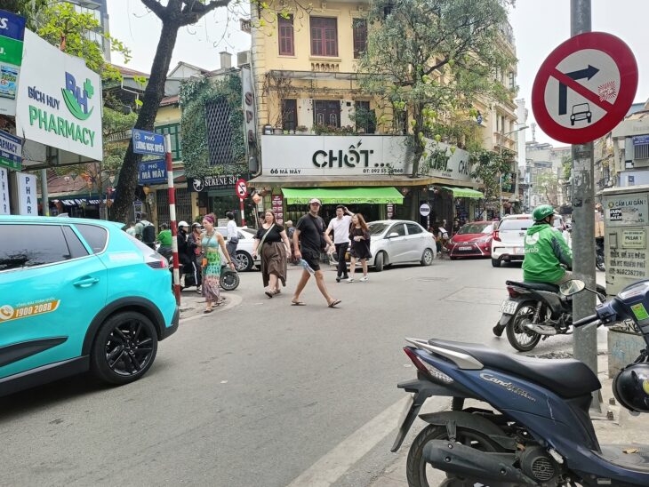 Bán gấp nhà mặt phố mã mây 140m2, mt6m, giá 129,6 sổ vuông hàng hiếm