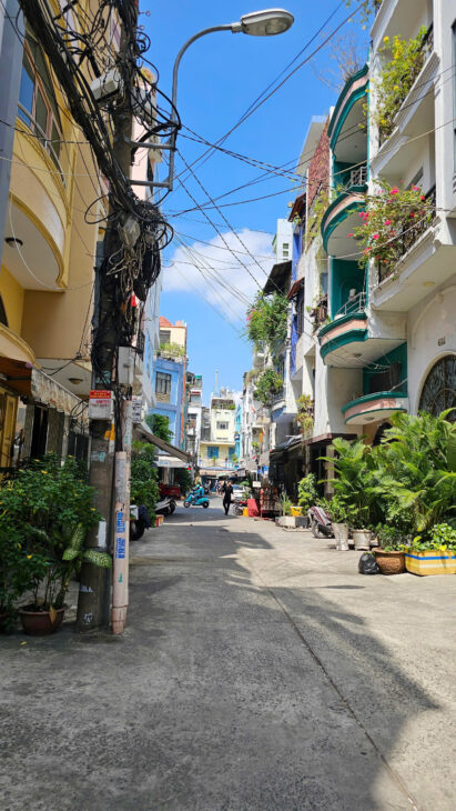 NHÀ MẶT TIỀN CÁCH ĐƯỜNG XE HƠI 3 BƯỚC TRUNG TÂM Q4 KHÁNH HỘI CÓ 4 TỶ