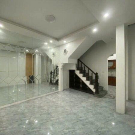 Cần bán nhà gấp phố Hồng Hà, có sân để xe, nhà thoáng, tiện ích đa dạng.