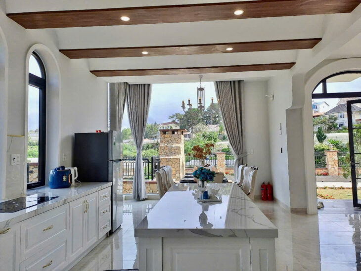 Bán Biệt thự sân vườn full nội thất, Đường Nam Hồ Đà Lạt.