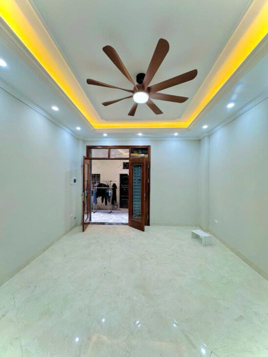 BÁN NHÀ HOÀNG MAI NGÕ TRƯỚC NHÀ SIÊU RỘNG DT 36m2 5 tầng MT 3.2m Giá 7.65 tỷ