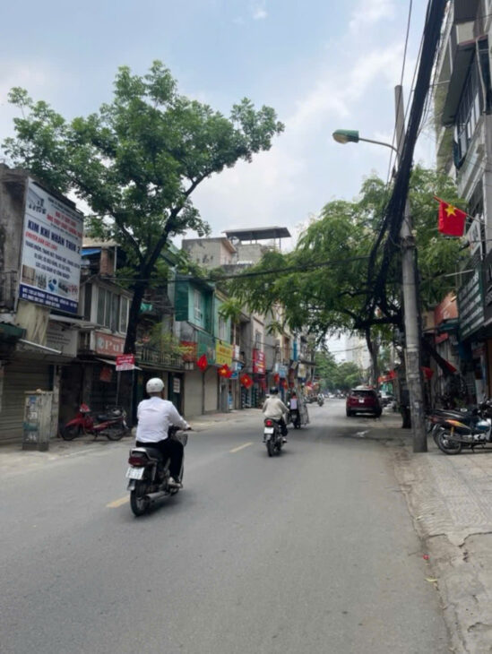 đất mặt phố ĐÊ LA THÀNH, chỉ hơn 300 tr/m, lô góc, mặt tiền 6.6m, gần ngã 5 ô chợ dừa, cần tiền