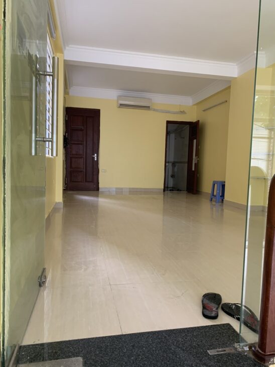 Cho thuê văn phòng tầng 1- 40 m2 tại Mễ Trì Thượng, đường ô tô tránh