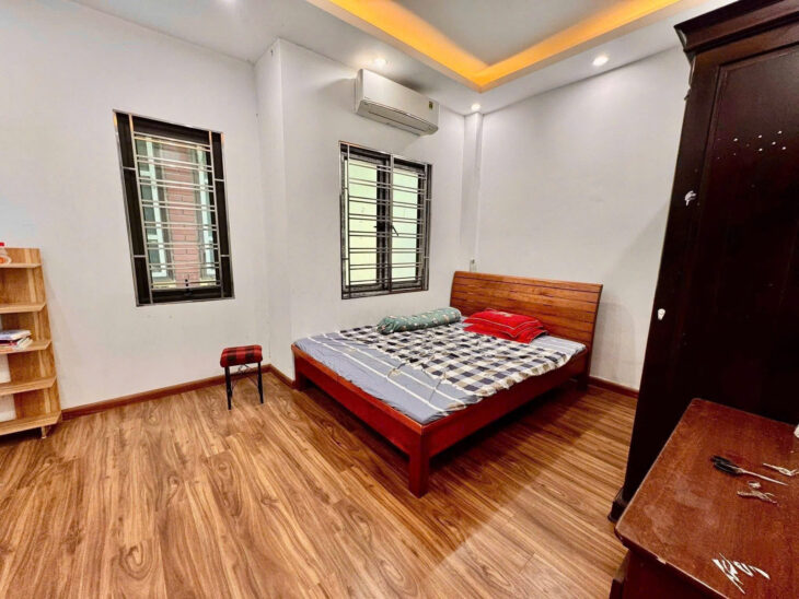 Bán Nhà Ngõ 1194 Đường Láng Nhà Đẹp DT 38m2 5 tầng MT 4.5m Giá 9.6 tỷ