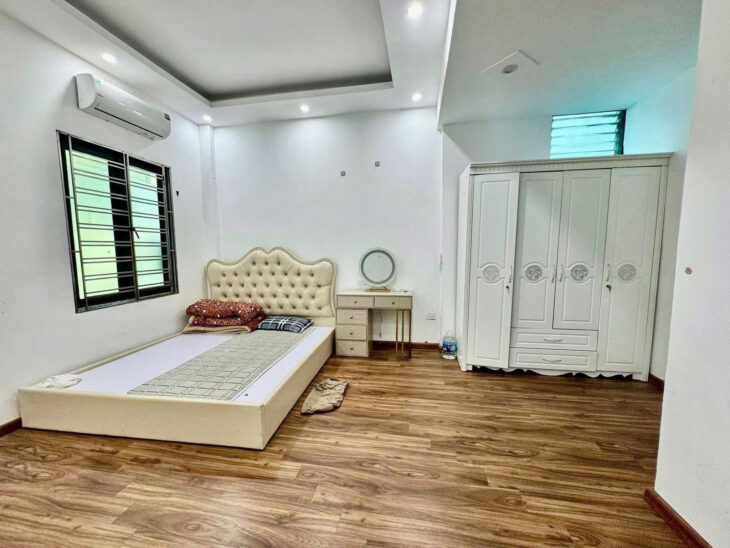 Bán Nhà Ngõ 1194 Đường Láng Nhà Đẹp DT 38m2 5 tầng MT 4.5m Giá 9.6 tỷ