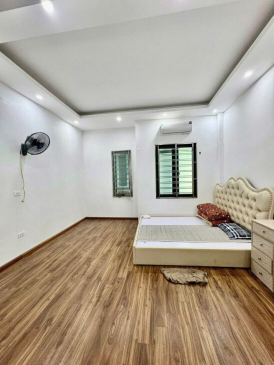 Bán Nhà Ngõ 1194 Đường Láng Nhà Đẹp DT 38m2 5 tầng MT 4.5m Giá 9.6 tỷ