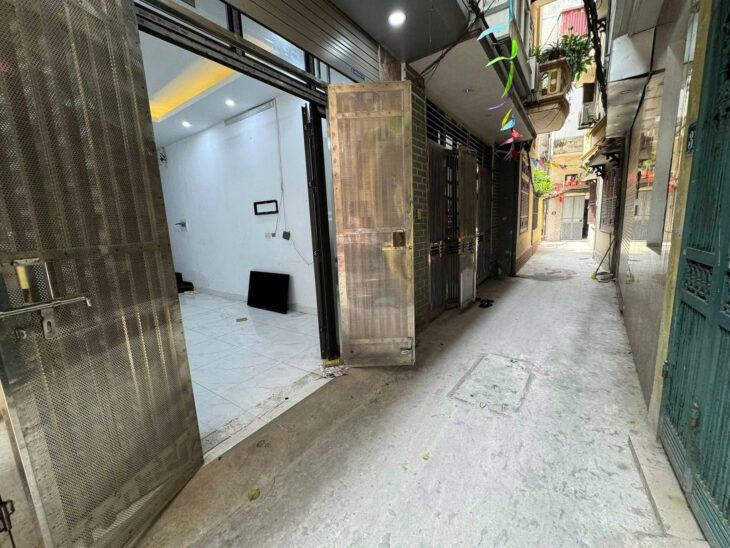 Bán Nhà Ngõ 1194 Đường Láng Nhà Đẹp DT 38m2 5 tầng MT 4.5m Giá 9.6 tỷ