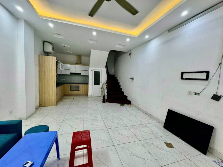 Bán Nhà Ngõ 1194 Đường Láng Nhà Đẹp DT 38m2 5 tầng MT 4.5m Giá 9.6 tỷ