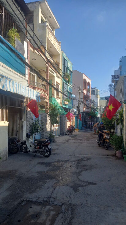 CẦN TIỀN BÁN GẤP NHÀ HOÀI THANH [P14, Q8] DT: 83M2 (4.3X 2OM) 2T, 5PN CHỈ 7 TỶ ĐƯỜNG TRƯỚC NHÀ RỘNG