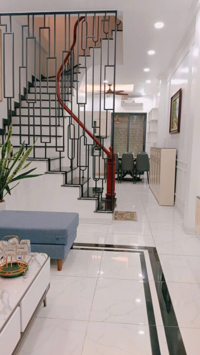 BÁN NHÀ NGỌC LÂM, LONG BIÊN, GẦN BẾN XE, TRƯỜNG HỌC, CHỢ, NHÀ PHÂN LÔ, Ô TÔ TRÁNH, FULL NỘI THẤT.