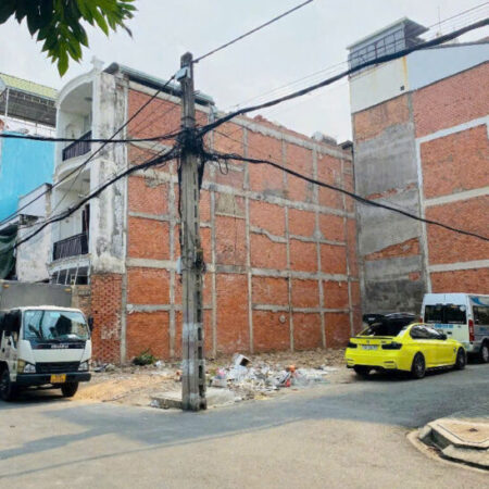 Bán nhà nát góc 2MT đường dt: 8,1mx17m. Điạ chỉ 26/ đường Nguyễn Minh Hoàng, khu K300, Giá 30.850