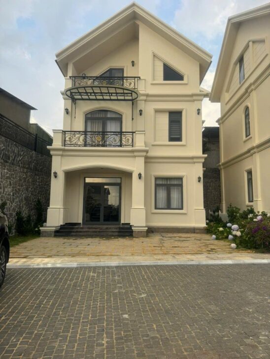 BÁN VILLA 5 PHÒNG MỚI XÂY FULL NỘI THẤT CAO CẤP SÂN VƯỜN RỘNG KHU MĂNG LIN P7 – ĐÀ LẠT