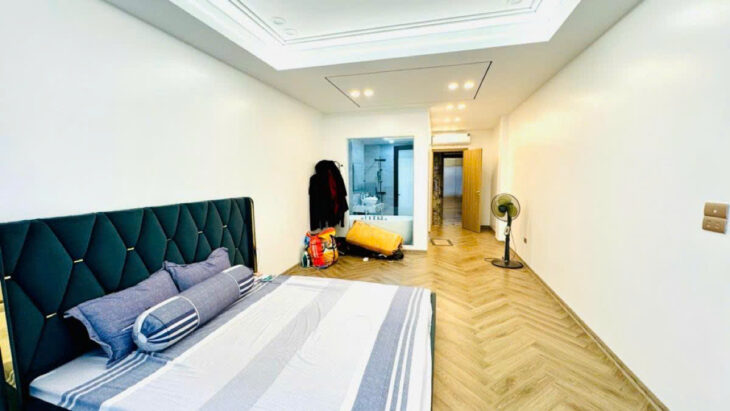 Nhà đẹp,ở ngay,gần phố ngõ thông ,oto vào nhà 7T thang máy,DT 45m,giá 16,8 tỷ Lâm Hạ ,Long Biên