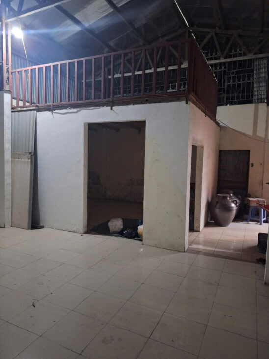 Cho thuê nhà có sân vườn + kho xưởng mặt phố Ngọc Thụy, Long Biên, HN. Dt 550m2