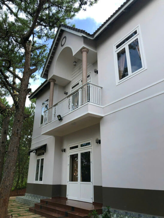 CHO THUÊ VILLA SÂN VƯỜN 5 PHÒNG TOẠ LẠC RỪNG THÔNG PHƯỜNG 8 ĐÀ LẠT GIÁ 25TR