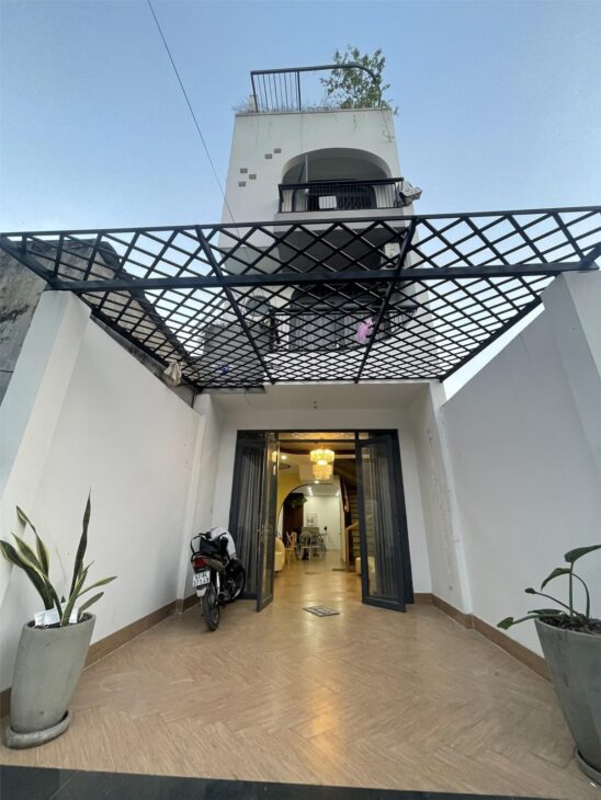 20. .NHÀ 3 lầu, 5PN – CÓ SÂN DÀI SỌC TX40 -5,755 TỶ