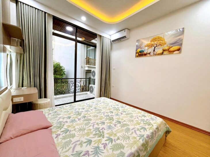 Bán nhà phân lô ngay Ngã Tư Sở, nhà mới, gara ô tô, 46m2, 5 tầng, 14,9 tỷ.