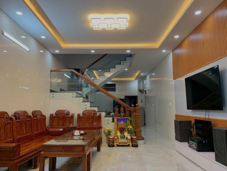 Bán nhà mặt phố Q.9, 105m2, 4 tầng, 6PN, 6 WC, sổ hồng. Giá chỉ 7.5 tỷ