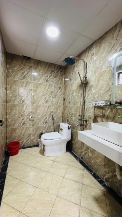 Nhà đẹp phố Vũ Tông Phan, lô góc, ngõ thông kinh doanh , ô tô vào nhà, 5 tầng 45m2, 12,5 tỷ.