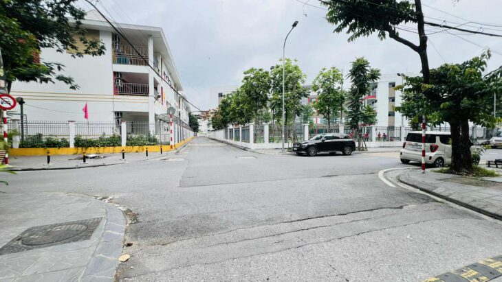 bán nhà lô góc Cổ Linh-Thạch Bàn, 100m x 4 tầng, 1 hầm, mặt tiền 20m, vỉa hè, 3 ôtô tránh nhau