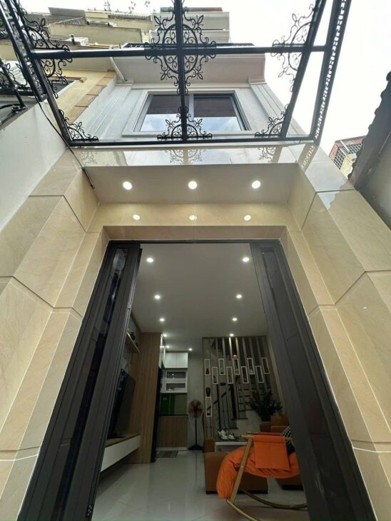 Bán nhà Định Công, 34m2, MT 3.7m, ngõ ô tô tránh đỗ ngày đêm, giá 6,1 tỷ