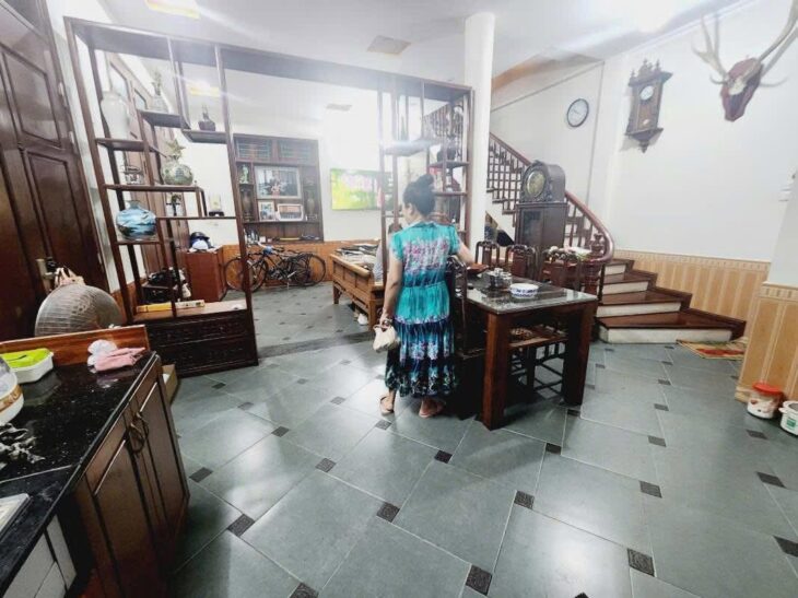 Siêu Hiếm-Nhà Lô Góc Phố Trung Kính 53/60m x 4 Tầng, MT 5.7m 18.9 Tỷ, Ô tô đỗ cửa
