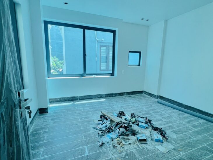 Nhà xây mới sau mặt đường Thiên Lôi, 45m 4 tầng, Giá 4.25 tỉ lô góc