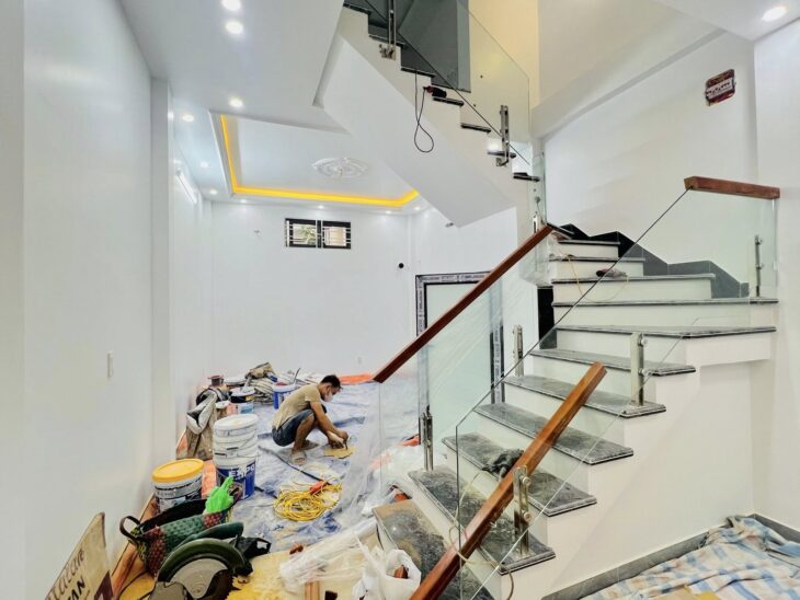 Nhà Thiên Lôi, 45m 4 tầng, mới tinh, độc lập, ô.tô đỗ cửa, giá 4.7 tỉ, ngay mặt đường