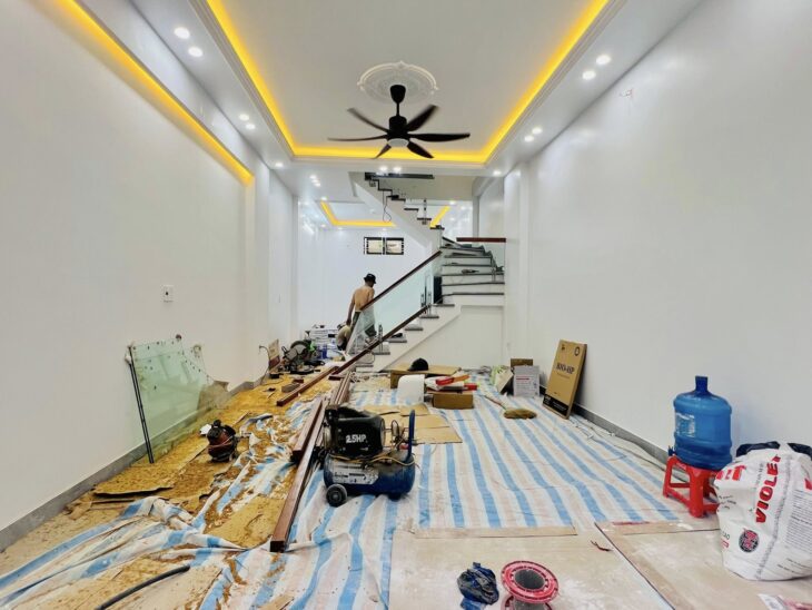 Nhà Thiên Lôi, 45m 4 tầng, mới tinh, độc lập, ô.tô đỗ cửa, giá 4.7 tỉ, ngay mặt đường