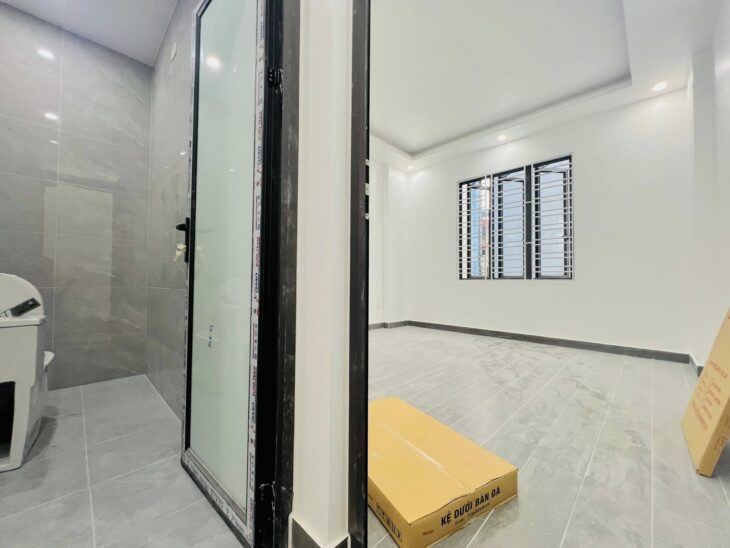 Nhà Thiên Lôi, 45m 4 tầng, mới tinh, độc lập, ô.tô đỗ cửa, giá 4.7 tỉ, ngay mặt đường