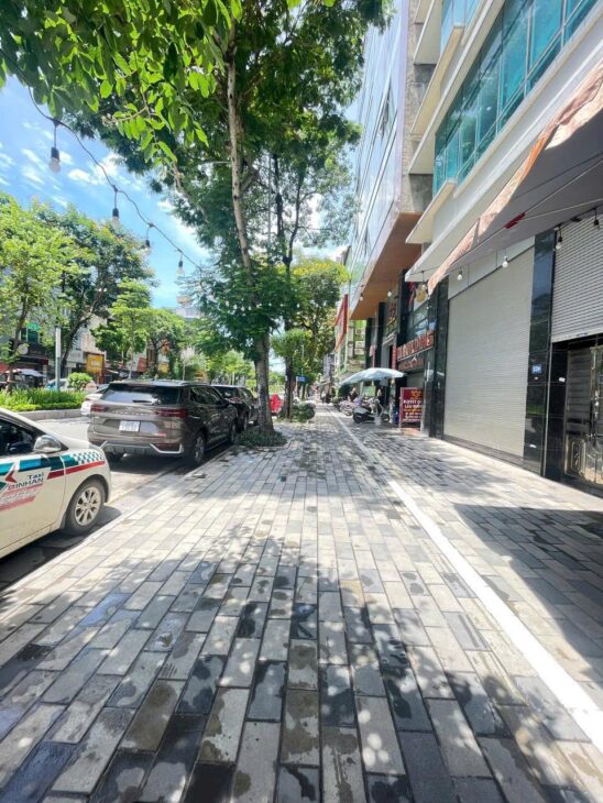 Bán nhà mặt phố Lạc Long Quân – vỉa hè đá bóng kinh doanh- thang máy hiện đại 150m 7tầng 62.5 tỷ