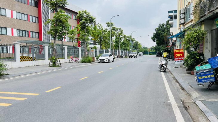 bán nhà lô góc Cổ Linh-Thạch Bàn, 100m x 4 tầng, 1 hầm, mặt tiền 20m, vỉa hè, 3 ôtô tránh nhau