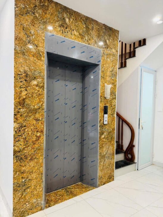 NHÀ ĐẸP MỚI XÂY MIÊU NHA- THANG MÁY- SÁT PHỐ- NGÕ Ô TÔ TRÁNH CÁCH NHÀ 10M- FULL NỘI THẤT- GIÁ 6,X TỶ