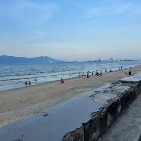 + Đất diện tích rộng, Biển Nguyễn Tất Thành, đối diện khu phức hợp của vũ nhôm và bãi tắm thanh khê.