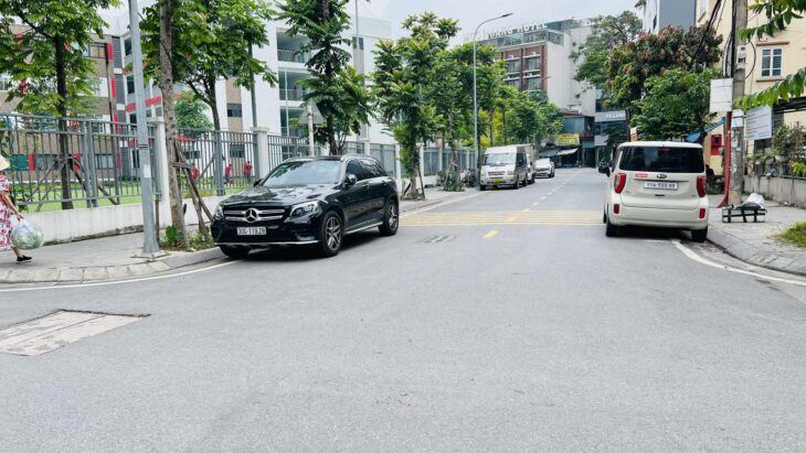 bán nhà lô góc Cổ Linh-Thạch Bàn, 100m x 4 tầng, 1 hầm, mặt tiền 20m, vỉa hè, 3 ôtô tránh nhau