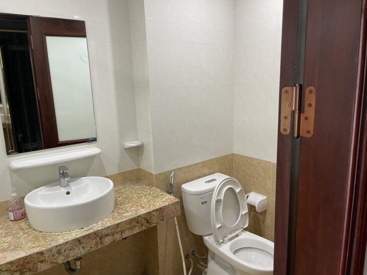 Nhà tôi cho thuê nhà hai cửa đi, mới, Hoàng Cầu, 99m2x 4T vỉa hè 31 Tr