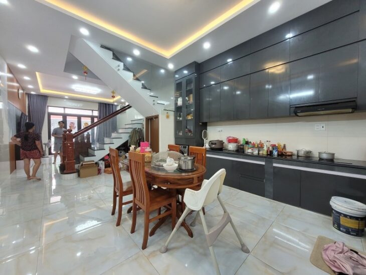Bán nhà mặt phố Q.9, 105m2, 4 tầng, 6PN, 6 WC, sổ hồng. Giá chỉ 7.5 tỷ