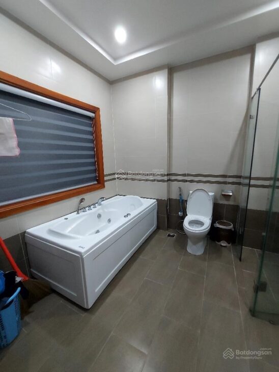 Nhà phố Hoàng Quốc Việt – 5 tầng BTCT có cả thang máy – full nội thất gỗ – chỉ với 9 tỷ