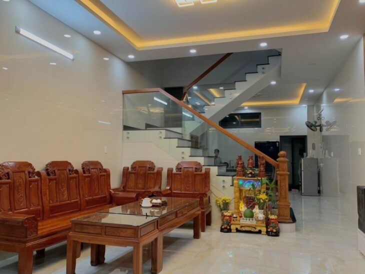 Bán nhà mặt phố Q.9, 105m2, 4 tầng, 6PN, 6 WC, sổ hồng. Giá chỉ 7.5 tỷ