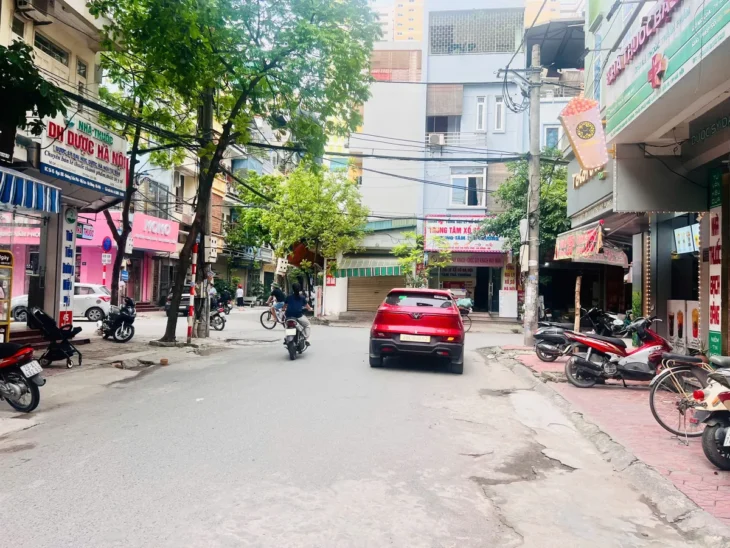 nhà khu vực phân lô, đường rộng 8m, giao thông thuận lợi, kinh doanh tốt,, bạt ngàn tiện ích.