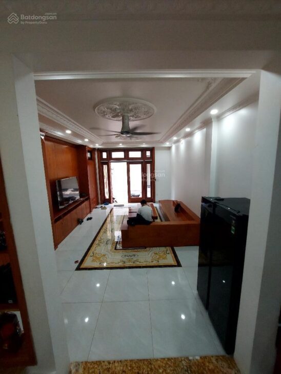 Nhà phố Hoàng Quốc Việt – 5 tầng BTCT có cả thang máy – full nội thất gỗ – chỉ với 9 tỷ